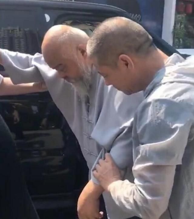 演员李琦与网友吃烧烤划拳声若洪钟，与此前坐轮椅时判若两人