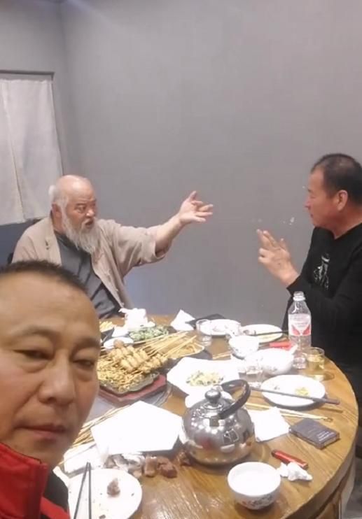 演员李琦与网友吃烧烤划拳声若洪钟，与此前坐轮椅时判若两人