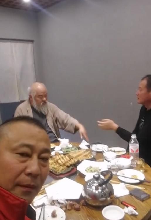 演员李琦与网友吃烧烤划拳声若洪钟，与此前坐轮椅时判若两人