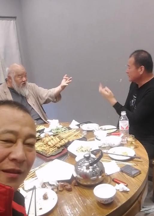 演员李琦与网友吃烧烤划拳声若洪钟，与此前坐轮椅时判若两人