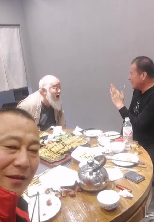 演员李琦与网友吃烧烤划拳声若洪钟，与此前坐轮椅时判若两人