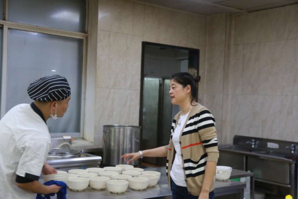 22年如一日守护师生餐饮安全——记湖南工商大学餐饮中心主任、共产党员许怡