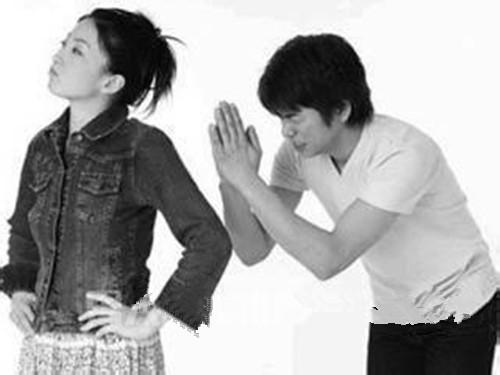 开心一刻:我在路边买饼干,实在是太香了,忍不住就一边装一边吃