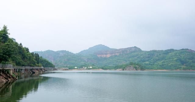 世界桔都在江西，坐上游艇观丹霞，景色宛若千岛湖