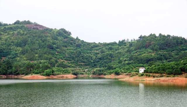 世界桔都在江西，坐上游艇观丹霞，景色宛若千岛湖