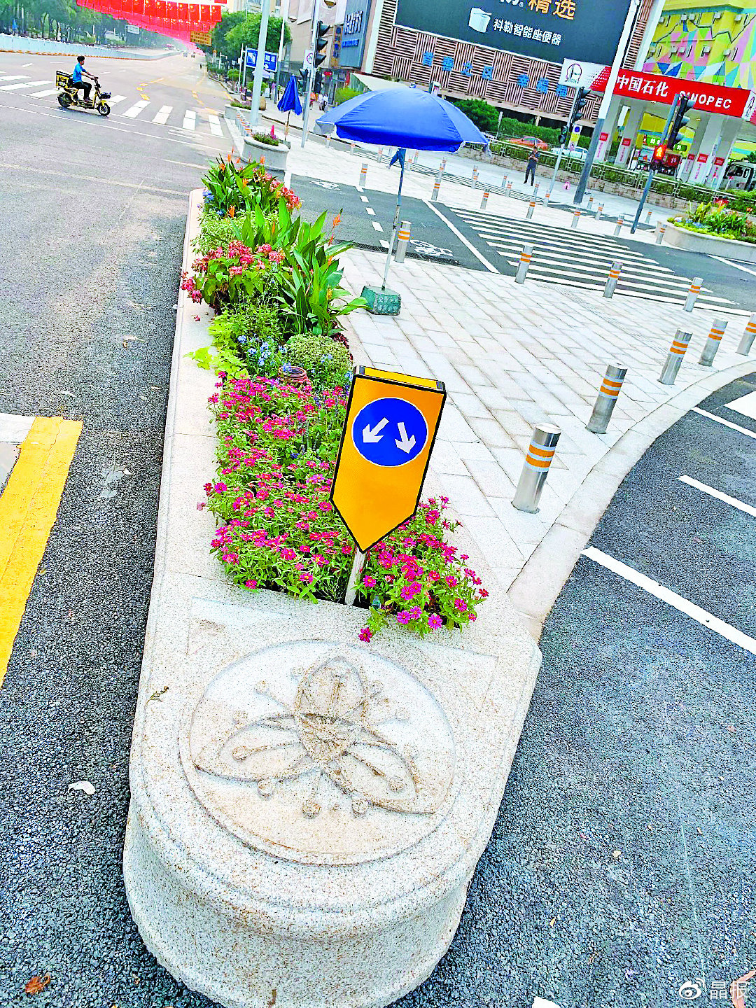 深南华强路口推出增强版安全岛 实心不锈钢分隔柱单根重0.21吨