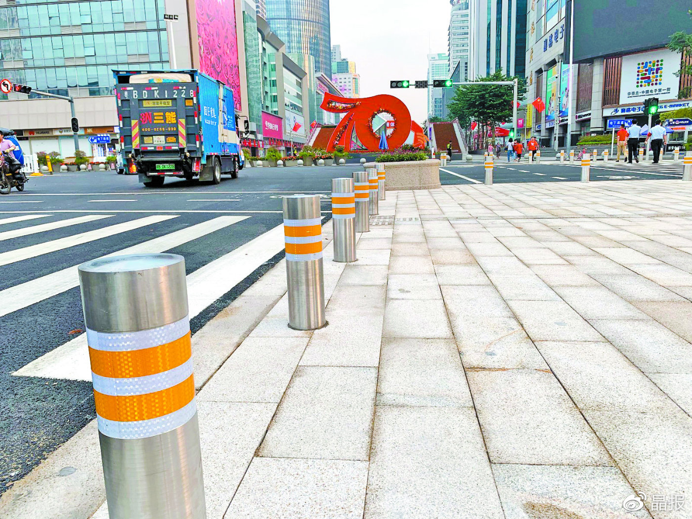 深南华强路口推出增强版安全岛 实心不锈钢分隔柱单根重0.21吨