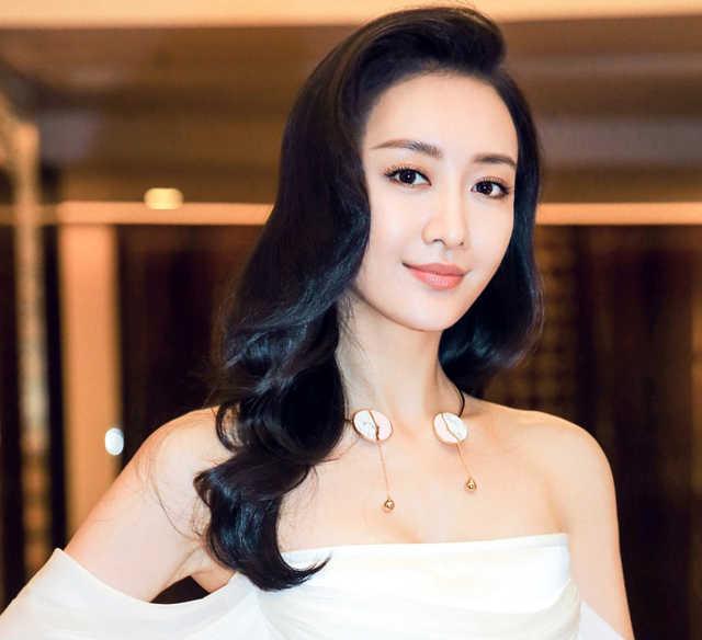 王鸥告杨幂粉丝侮辱诽谤，要求赔偿二十八万余元，被蜜蜂嘲缺钱