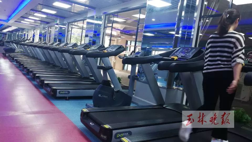 “看到有人往外搬健身器材，慌了”玉林某健身会所才开一个月就…