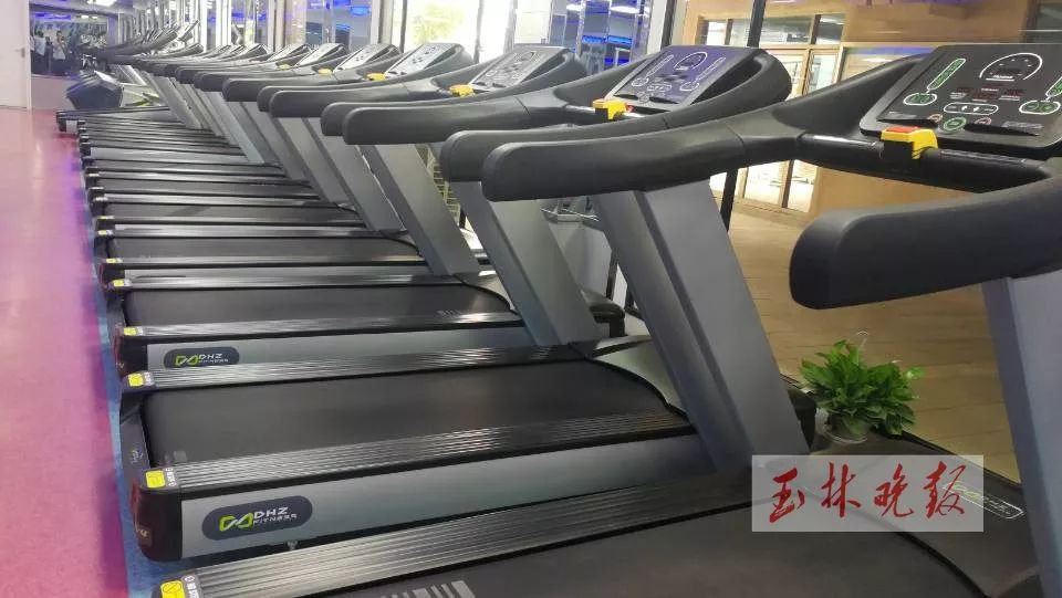 “看到有人往外搬健身器材，慌了”玉林某健身会所才开一个月就…
