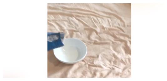 妈妈把小饼干放碗里,双胞胎一起过来, 分享的样子太萌了