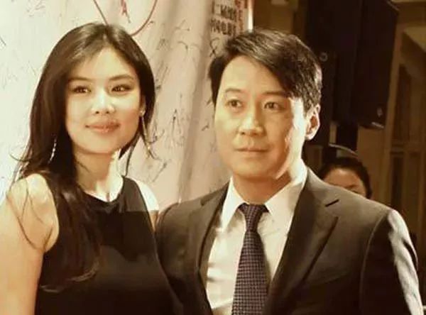 母凭子贵！黎明送女儿千万游艇当玩具，妻子被宠发福疑似备孕二胎
