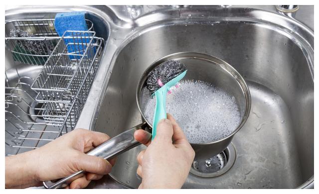 不锈钢锅发黄发黑总是难清洗?教你这几招,瞬间光亮如新