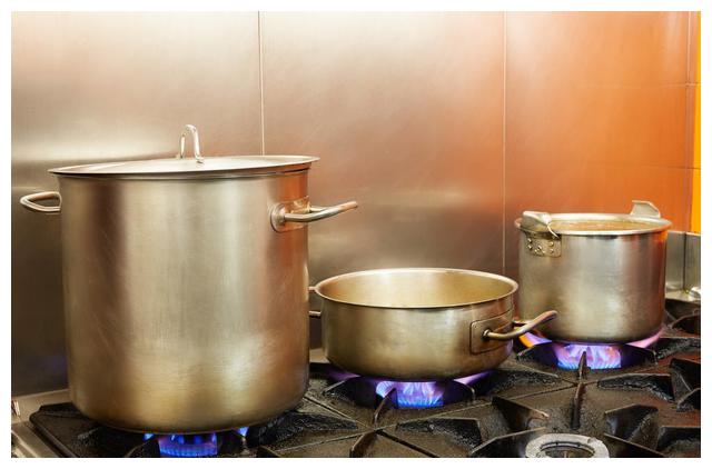 不锈钢锅发黄发黑总是难清洗?教你这几招,瞬间光亮如新