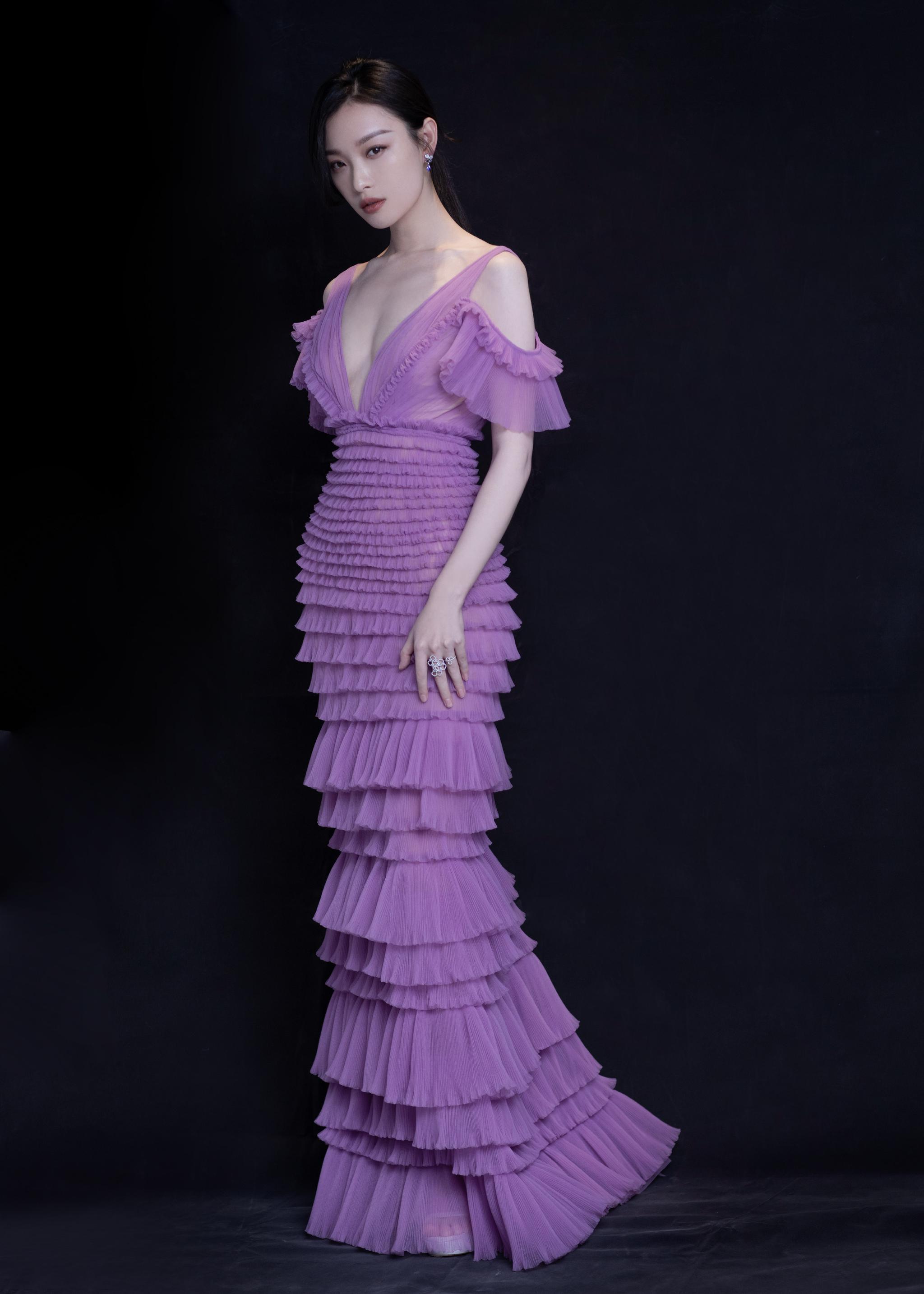 倪妮化身迷离光影中的展柜艺术品!新年的第一组大片就被她撩到了