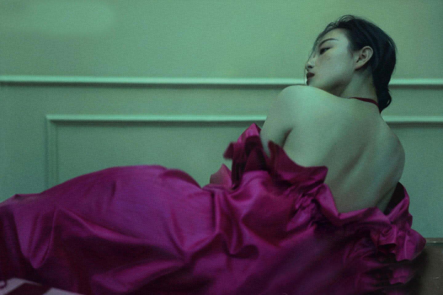 倪妮化身迷离光影中的展柜艺术品!新年的第一组大片就被她撩到了