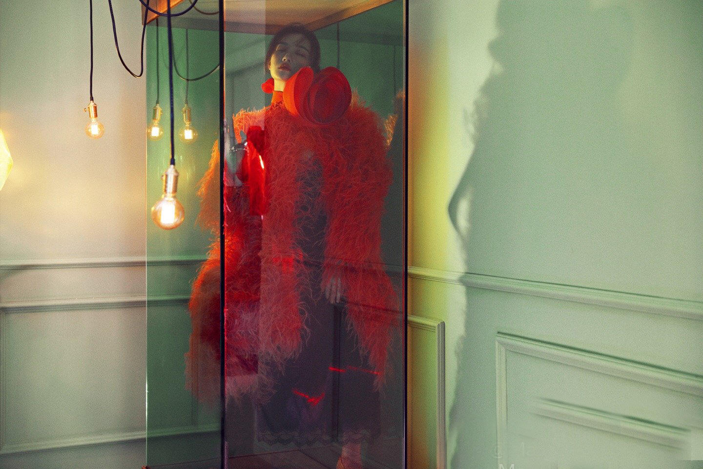 倪妮化身迷离光影中的展柜艺术品!新年的第一组大片就被她撩到了