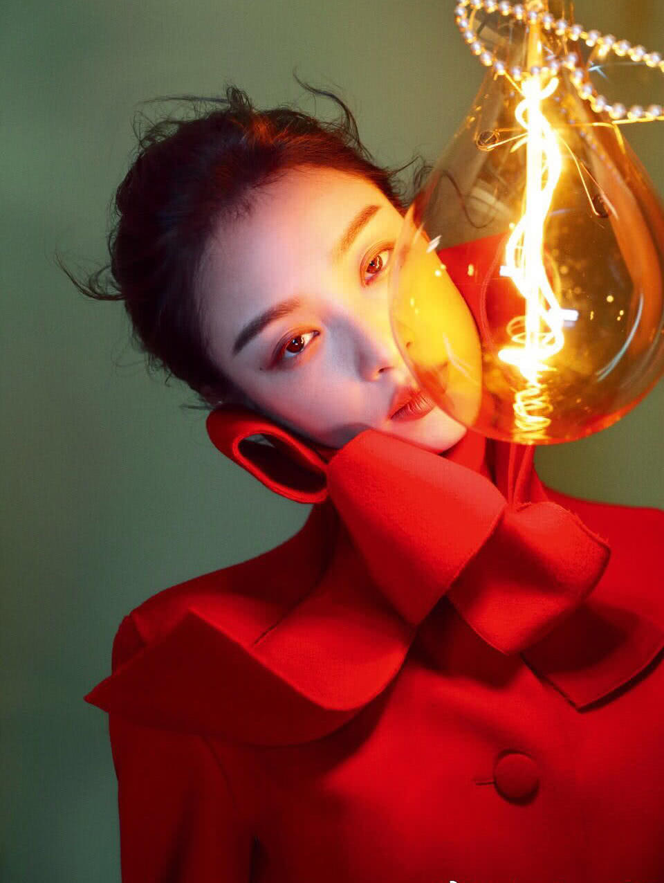 倪妮化身迷离光影中的展柜艺术品!新年的第一组大片就被她撩到了