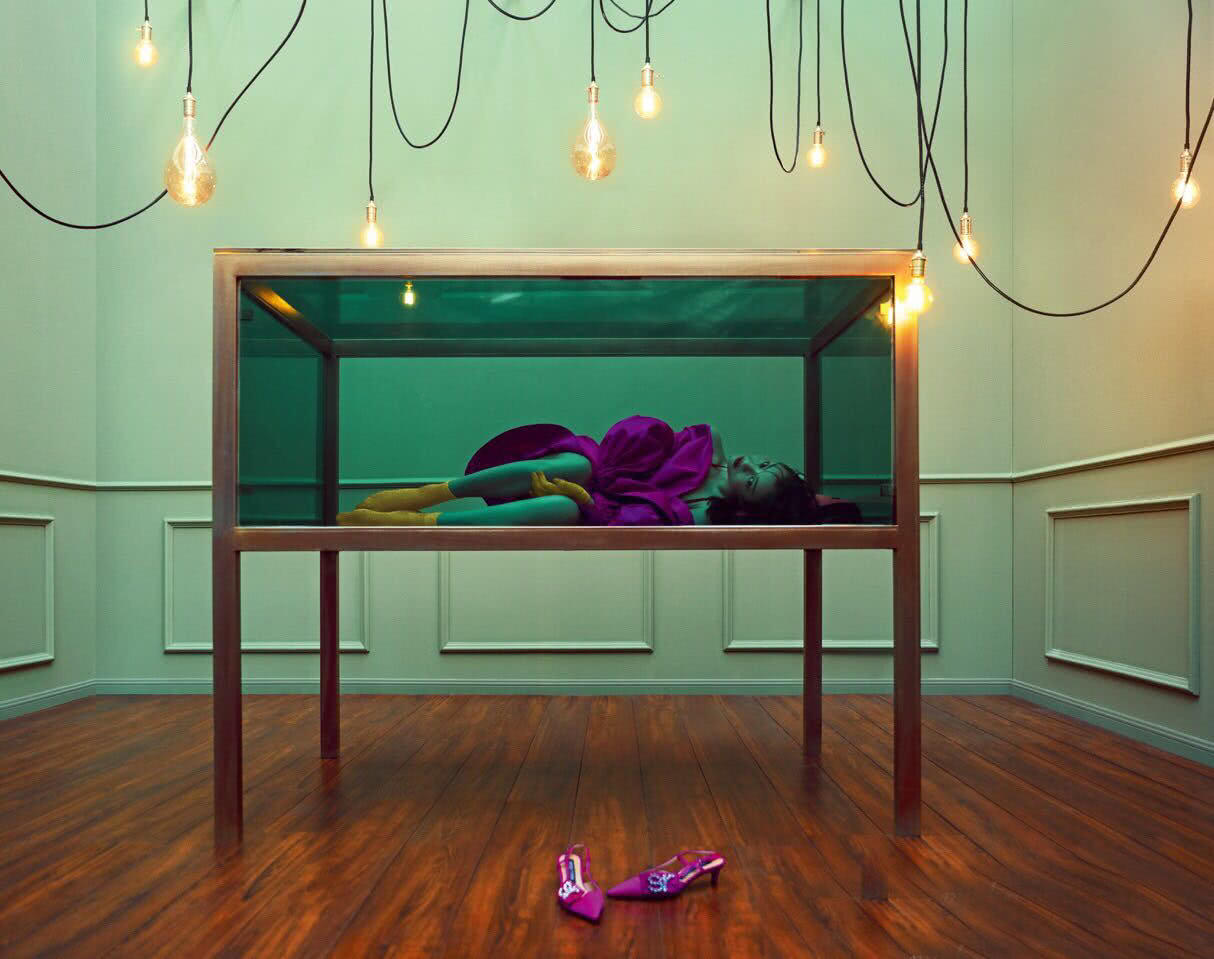 倪妮化身迷离光影中的展柜艺术品!新年的第一组大片就被她撩到了