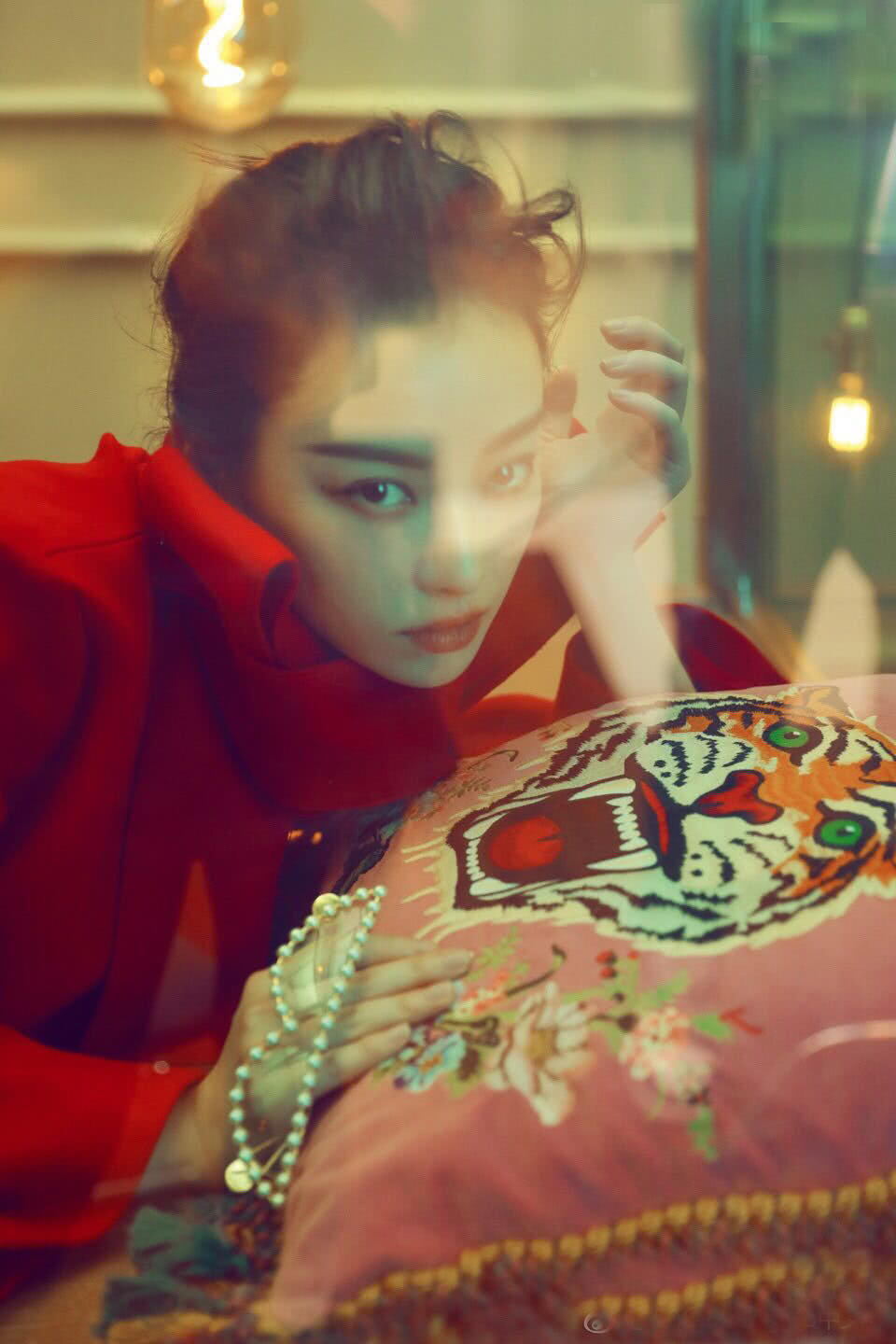 倪妮化身迷离光影中的展柜艺术品!新年的第一组大片就被她撩到了