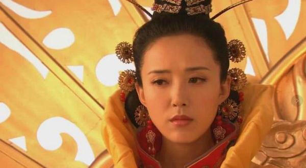 满头小饼干的古装女子，孔慈毫无章法、赵丽颖看上去十分有趣