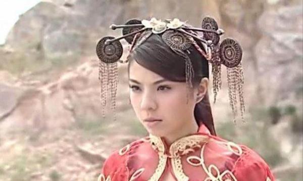 满头小饼干的古装女子，孔慈毫无章法、赵丽颖看上去十分有趣