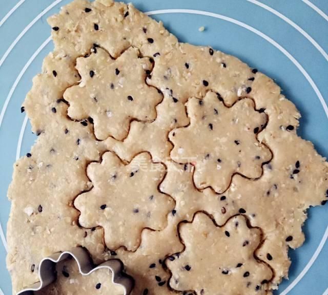 教你做燕麦饼干，酥脆可口，在家就能轻松搞定