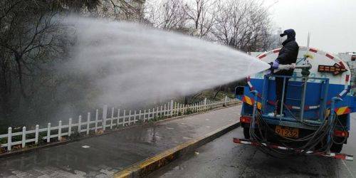 咸阳市绿化处用“水力量”应对雾霾！加大对绿化设施的清洗