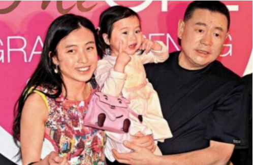 她仅20几岁就进豪门，甘愿做富豪“生育机器”，忍15年得到547亿