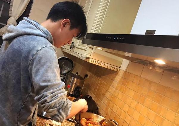 带你参观佟大为的家，客厅家具都搬走给老婆练瑜伽，真是好男人啊