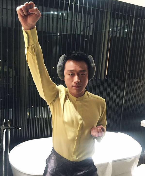 带你参观佟大为的家，客厅家具都搬走给老婆练瑜伽，真是好男人啊