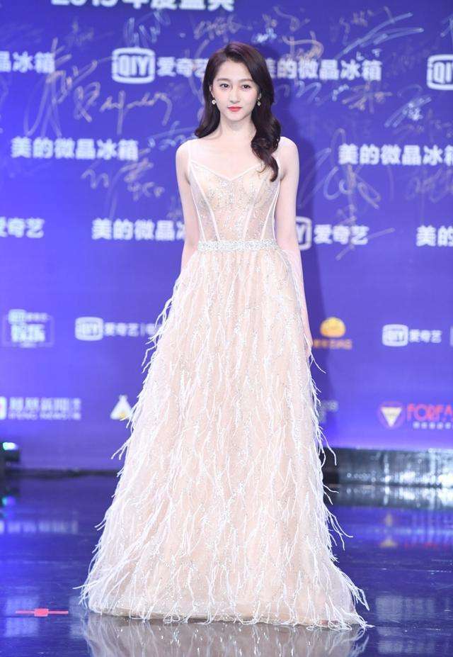 关晓彤得罪造型师了？从“缝纫机”变“甜筒”，原来鹿晗好这口