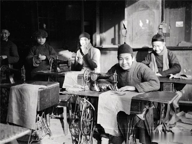 1930年代成都生活，男人使用缝纫机路人围观汽车