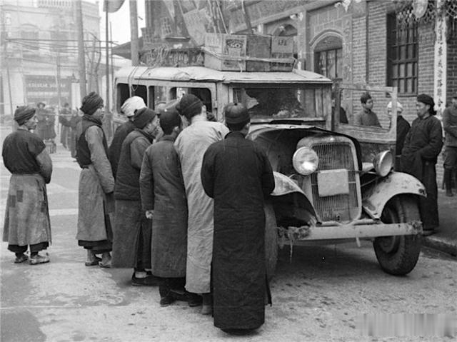 1930年代成都生活，男人使用缝纫机路人围观汽车