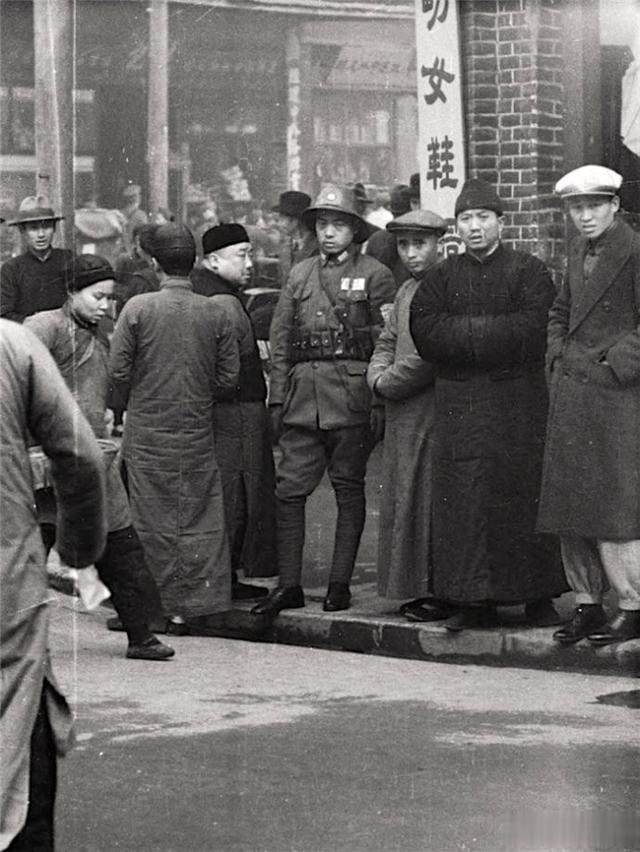 1930年代成都生活，男人使用缝纫机路人围观汽车