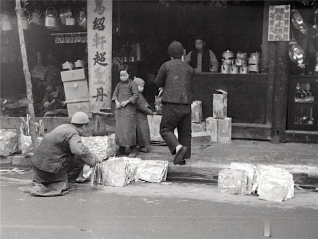 1930年代成都生活，男人使用缝纫机路人围观汽车