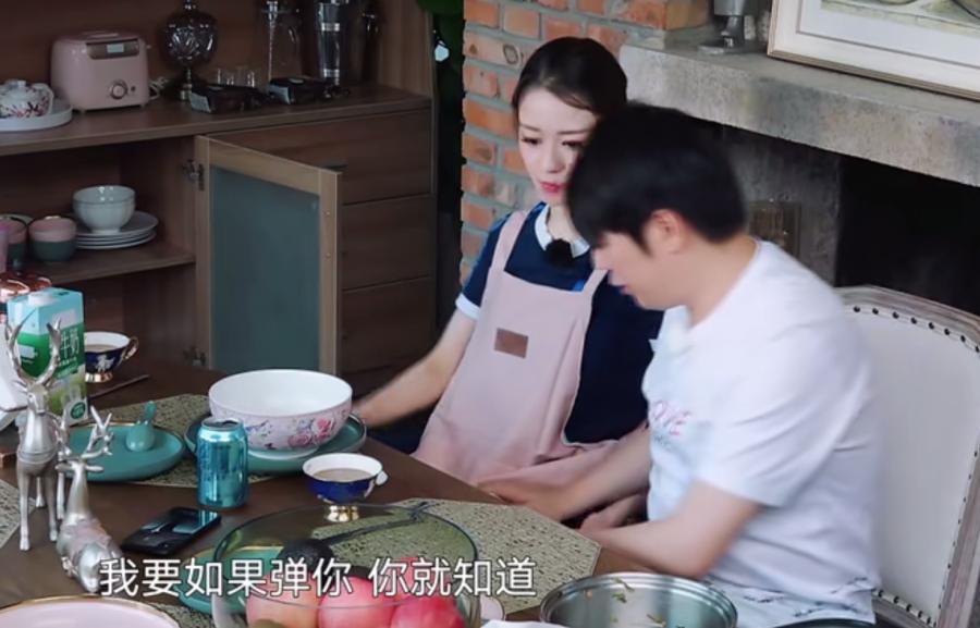 郎朗在吉娜腿上弹钢琴指法，有谁注意吉娜的反应？害羞来得太突然