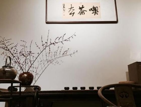带你参观许嵩的豪宅，客厅放着一台名贵钢琴，装修充满艺术气息