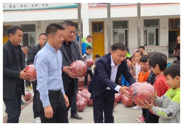 安徽省阜阳市电动车行业学会捐赠体育器材 助学生健康成长