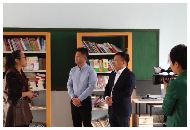 安徽省阜阳市电动车行业学会捐赠体育器材 助学生健康成长