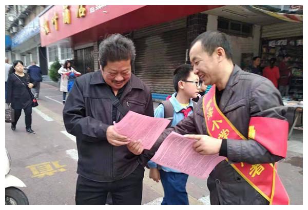 迎江区依泽小学党员志愿者开展民生工程宣传活动