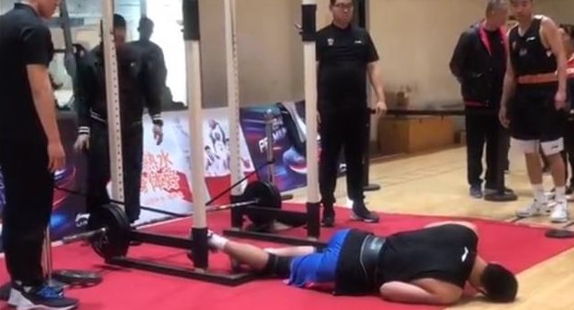 寒心，全程无保护，张兆旭重伤倒地后，工作人员竟先去查看器材