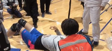 CBA体测张兆旭受伤没人管，工作人员太冷漠，先去看器材坏了没有