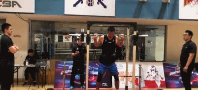 CBA体测张兆旭受伤没人管，工作人员太冷漠，先去看器材坏了没有