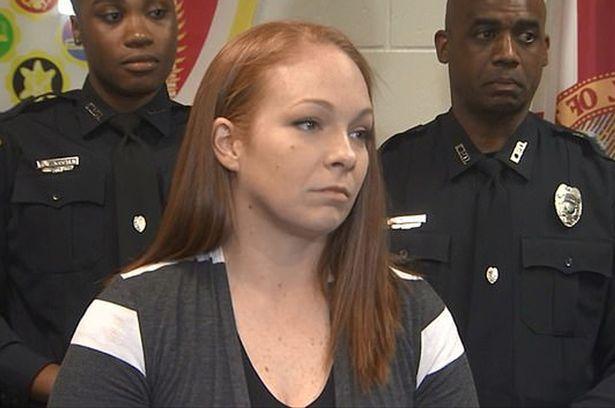 18个月大婴儿被饼干噎住停止呼吸,五名警察轮流抢救,画面感人