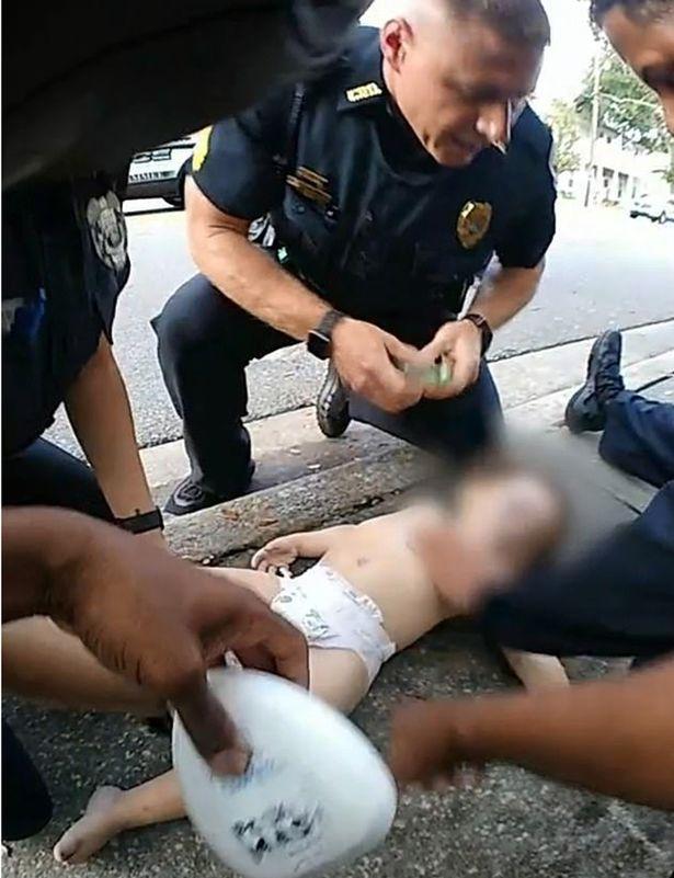 18个月大婴儿被饼干噎住停止呼吸,五名警察轮流抢救,画面感人