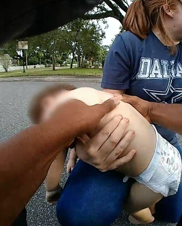 18个月大婴儿被饼干噎住停止呼吸,五名警察轮流抢救,画面感人