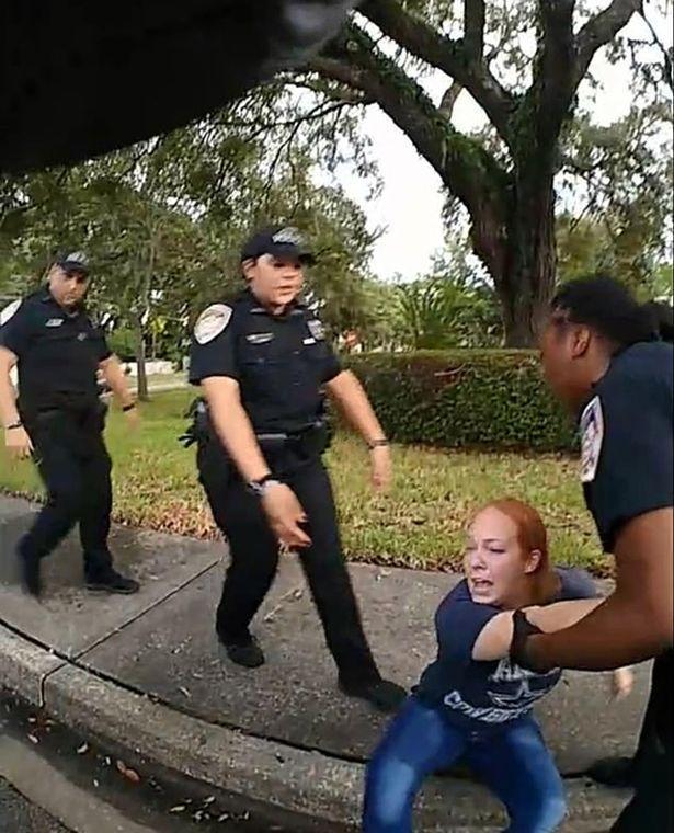 18个月大婴儿被饼干噎住停止呼吸,五名警察轮流抢救,画面感人