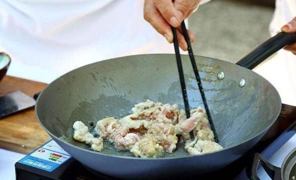 铁锅,不粘锅还是不锈钢锅?锅都没选对,炒菜能好吃吗?