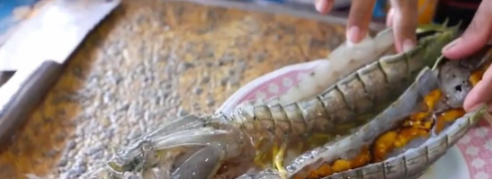泰国厨师处理极品巨型皮皮虾，切开后全是膏，中国人：好想吃